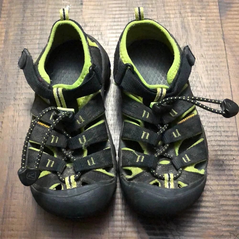 Kids’ size 4 EUC Keens.